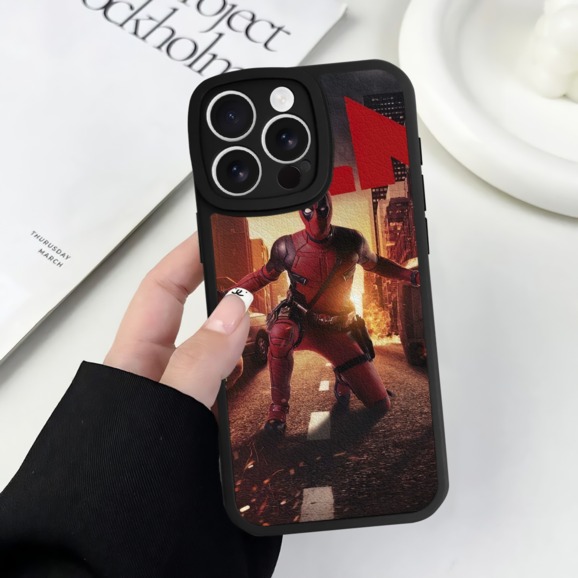 （画像用） Deadpool デッドプール 【iPhone 16シリーズ対応】シリコンスマホケース（レザー調） 材質：シリコン